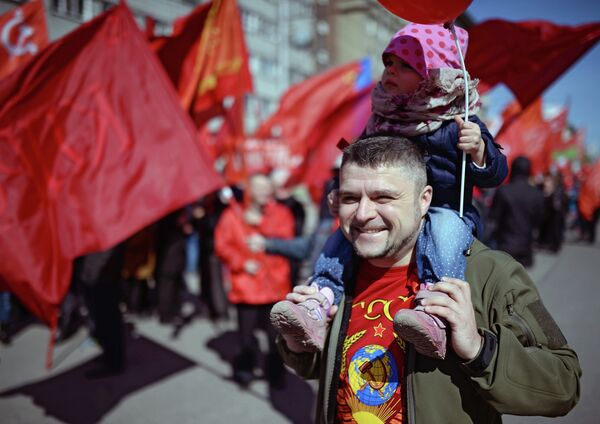 Участники первомайской демонстрации в Новосибирске