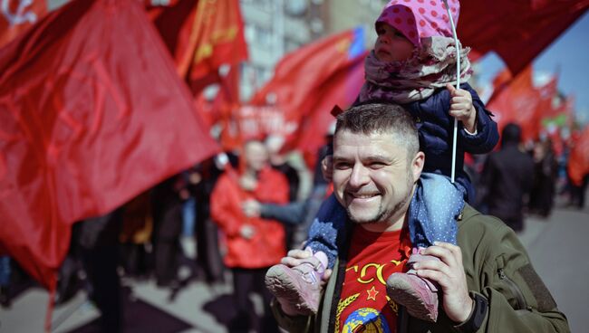 Участники первомайской демонстрации. Архивное фото