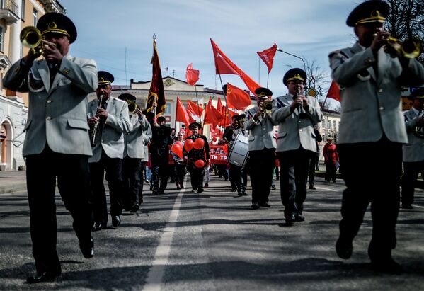 Музыканты духового оркестра во время первомайского шествия в Великом Новгороде