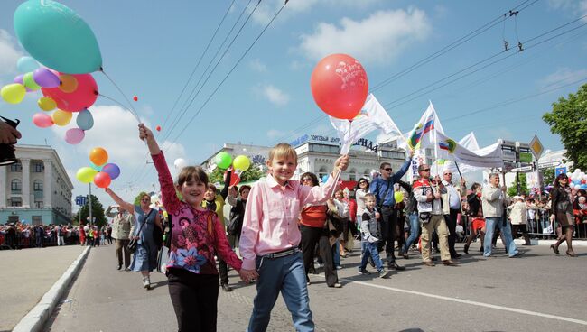 Участники первомайского шествия в Симферополе