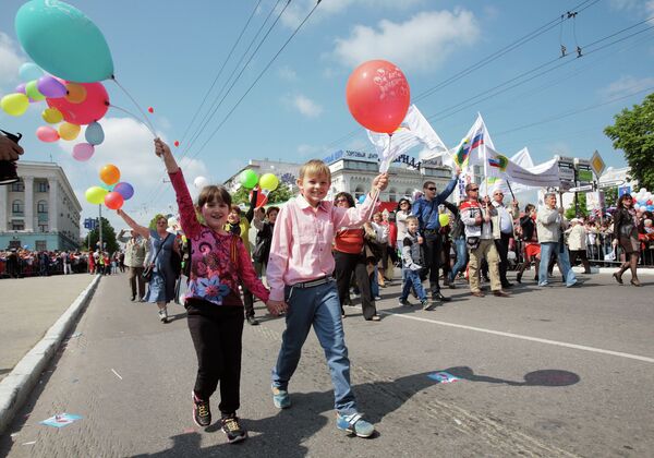 Участники первомайского шествия в Симферополе