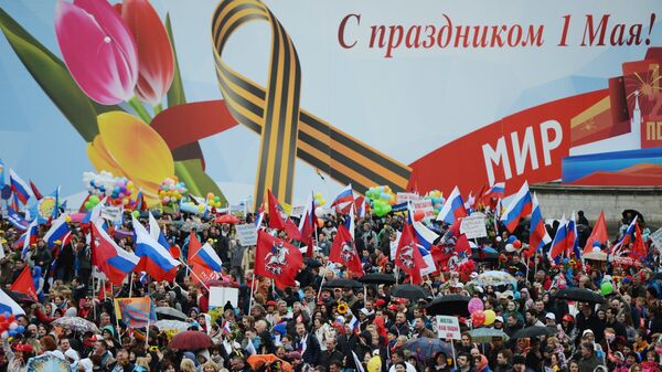 Участники шествия профсоюзов, посвященного Дню международной солидарности трудящихся, празднику Весны и Труда, на Красной площади в Москве