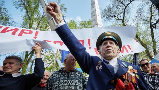 Представители общественной организации Трудовая Харьковщина на митинге возле памятного знака Первой маевки в Харькове. Архивное фото