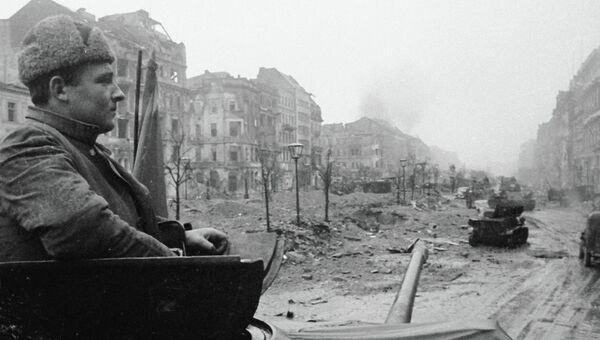 Танки 2-й гвардейской танковой армии идут по разрушенной улице Берлина.