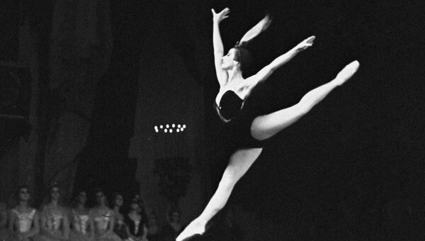 Майя Плисецкая в балете П.И. Чайковского Лебединое озеро. Архивное фото