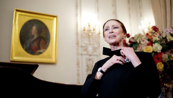 Балерина и хореограф Майя Плисецкая, удостоенная звания офицера Ордена Почетного легиона