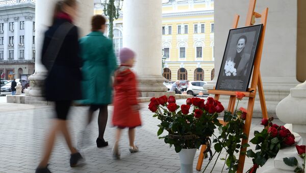 Цветы у Большого театра в память о Майе Плисецкой. Архивное фото