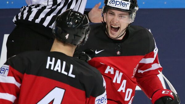 Игроки сборной Канады Тейлор Холл (слева) и Мэтт Дюшейн радуются забитой шайбе в матче группового раунда чемпионата мира по хоккею 2015