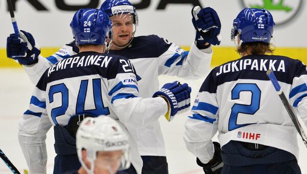 Игроки сборной Финляндии Йоонас Кемппайнен, Ансси Салмела и Юрки Йокипакка (слева направо) радуются забитому голу в матче группового раунда чемпионата мира по хоккею 2015