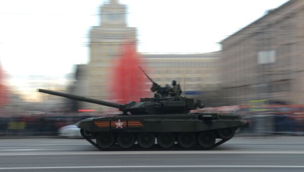 Танк Т-14 на гусеничной платформе Армата во время репетиции военного парада в Москве