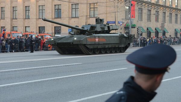 Танк Т-14 на гусеничной платформе Армата во время репетиции военного парада в Москве