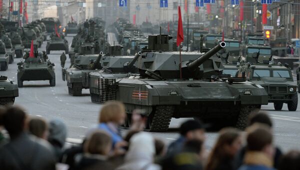 Танки Т-14 на гусеничной платформе Армата во время репетиции военного парада в Москве