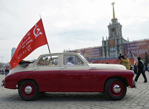 Автомобиль ГАЗ М-20 Победа во время старта мотопробега Марш знамени Победы в Екатеринбурге