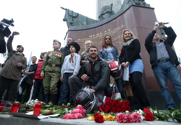 Участник мотопробега из Москвы в Берлин в честь окончания Второй мировой войны в Вене, Австрия. 2 мая 2015