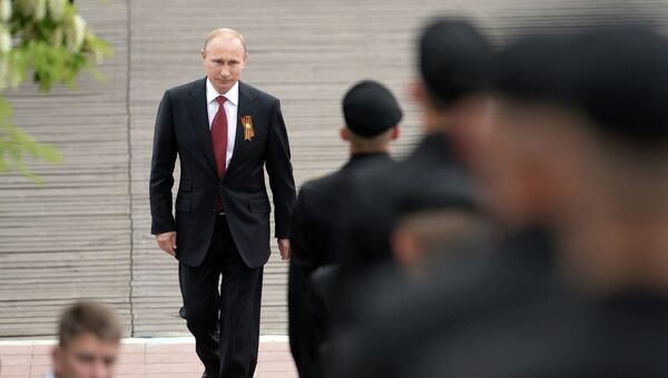 Президент России Владимир Путин перед началом военного парада посвященного 69-й годовщине Победы в ВОВ. Архивное фото