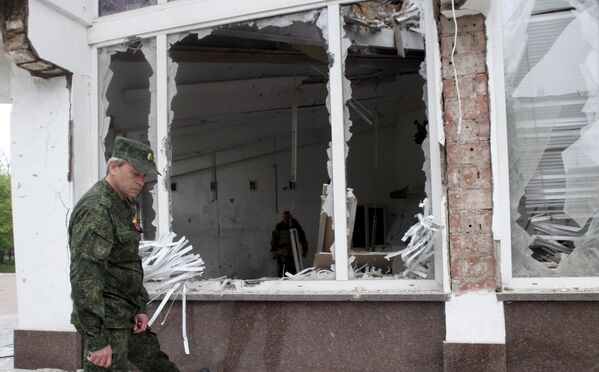Эдуард Басурин осматривает здание, поврежденное в результате обстрелов Донецка