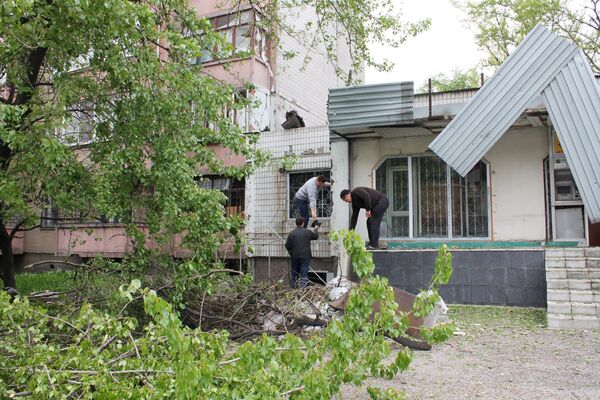 Поврежденная часть дома в результате обстрела Донецка