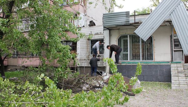 Поврежденная часть дома в результате обстрела Донецка. Архивное фото