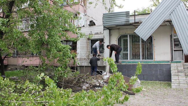 Поврежденная часть дома в результате обстрела Донецка. Архивное фото