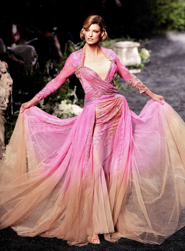 Канадская топ-модель итальянского происхождения Линда Евангелиста во время показа Christian Dior. Париж, 2005 год