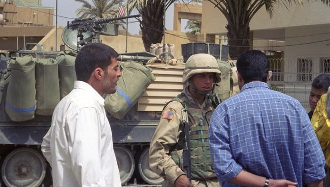 Иракцы и американский военный. Архивное фото