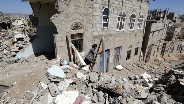 Последствия авианалета ВВС коалиции во главе с Саудовской Аравией в столице Йемена Сане . Архивное фото