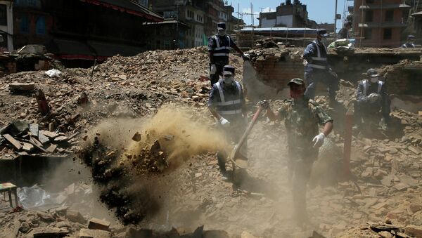 Ликвидация последствий землетрясения на площади Дурбар в центре столицы Непала Катманду.