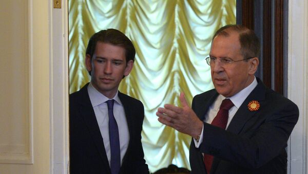 Министр иностранных дел РФ Сергей Лавров (справа) и министр иностранных дел Австрии Себастьян Курц во время встречи в Москве. Архивное фото