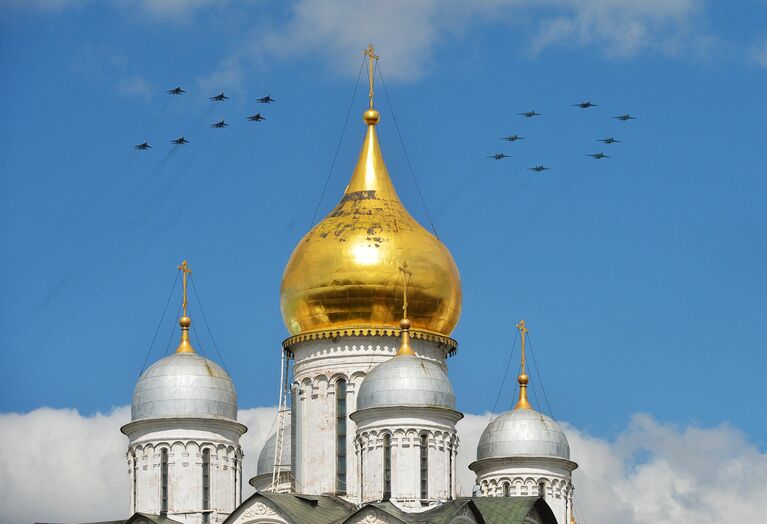 Репетиция воздушной части военного парада в Москве в ознаменование 70-летия Победы в Великой Отечественной войне 1941-1945 годов