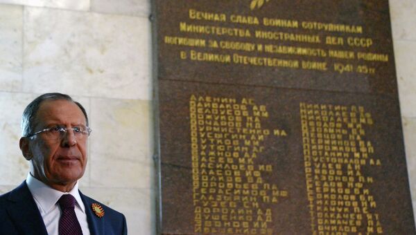 Возложение цветов к мемориальным доскам по случаю празднования 70-й годовщины Победы главой МИД РФ С.Лавровым