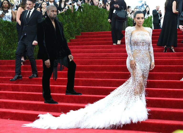 Ким Кардашян и Канье Уэст на бале Института костюма Met Gala-2015 в Метрополитен-музее в Нью-Йорке