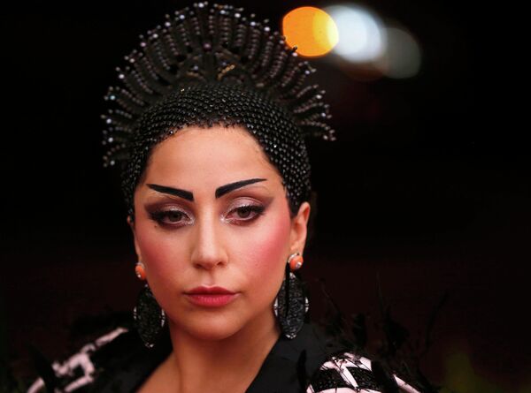 Леди Гага на бале Института костюма Met Gala-2015 в Метрополитен-музее в Нью-Йорке