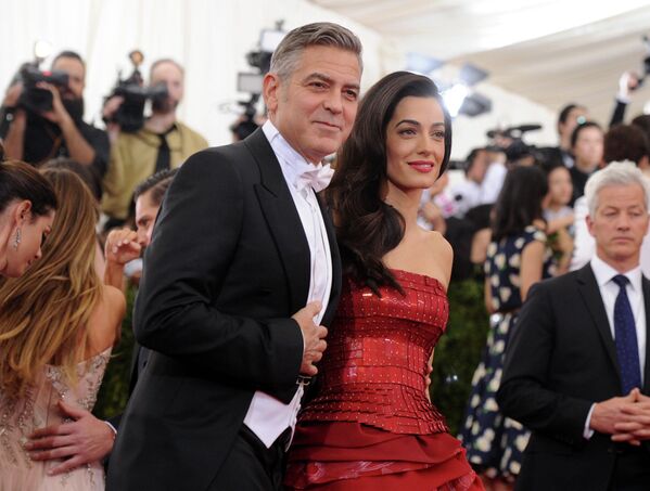 Джордж Клуни и Амаль Клуни на бале Института костюма Met Gala-2015 в Метрополитен-музее в Нью-Йорке