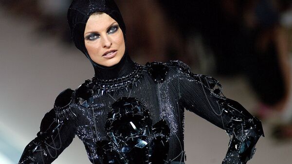 Канадская топ-модель итальянского происхождения Линда Евангелиста в платье от Жан-Поль Готье во время показа в Париже, 2003 год