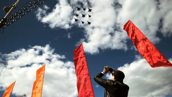 Истребители во время репетиции воздушной части военного парада в Москве