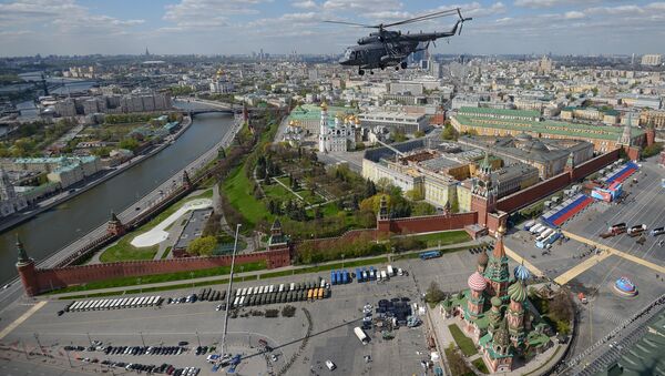 Вертолет Ми-8 во время репетиции воздушной части военного парада в Москве