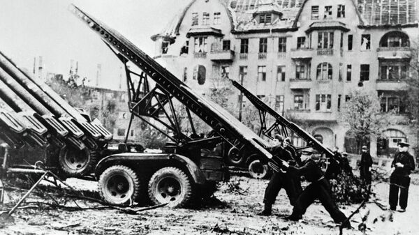 Советские военные во время боев на улицах Берлина. Архивное фото