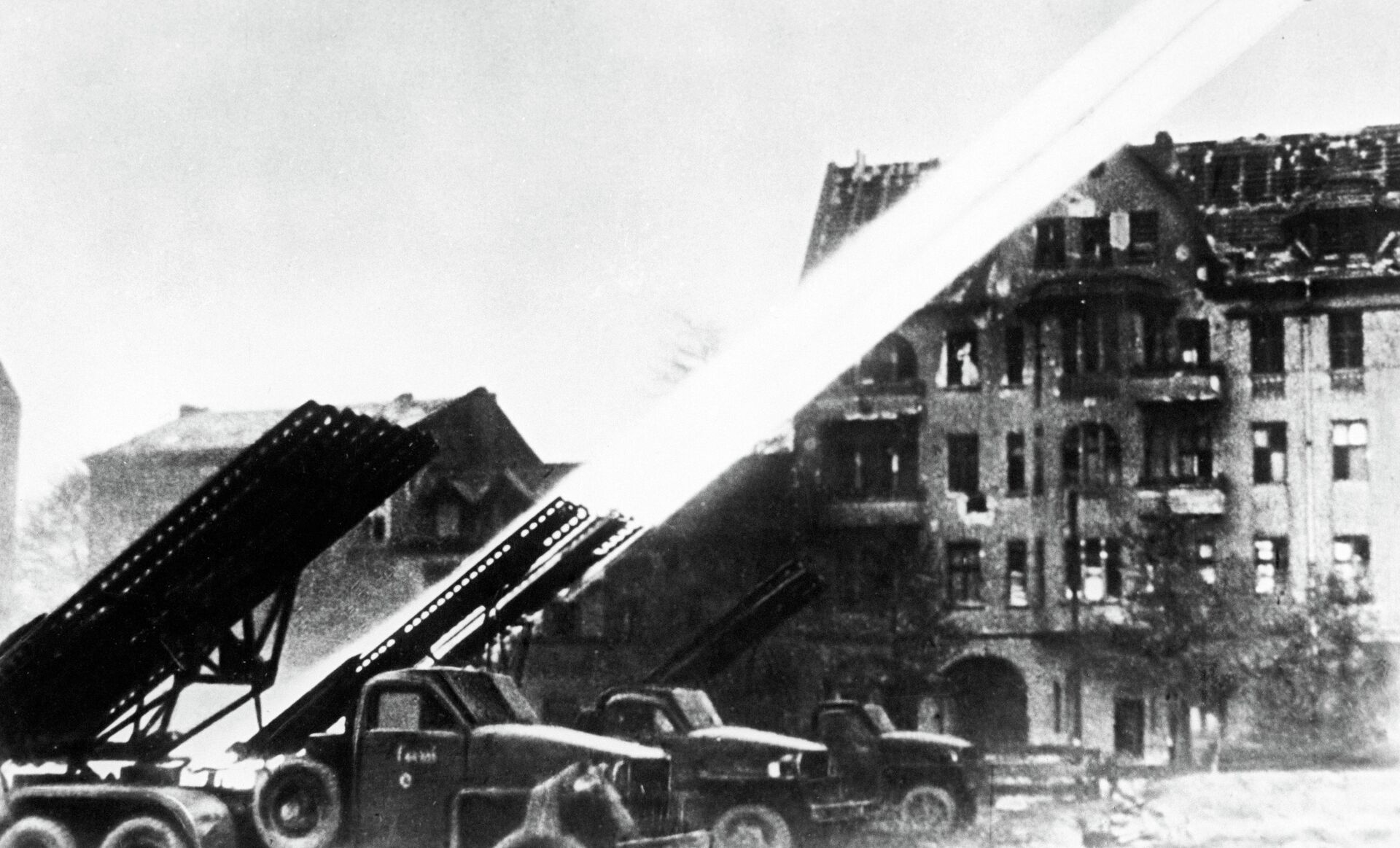 Уничтожающий огонь гвардейских минометов в Берлине - РИА Новости, 1920, 08.02.2023