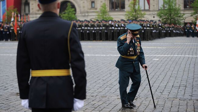 Ветеран Великой отечественной войны перед началом военного Парада Победы на Красной площади. Архивное фото