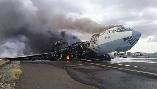 Пострадавший от авиаударов грузовой самолет в аэропорту Саны, Йемен. Архивное фото