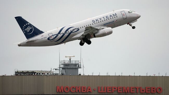 Самолет Сухой (Sukhoi Superjet 100) авиакомпании Аэрофлот совершает взлет в международном аэропорту Шереметьево. Архив