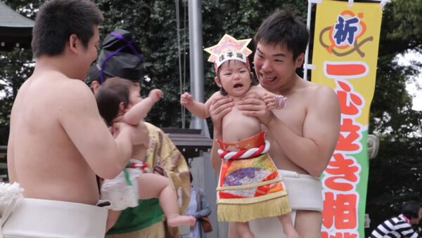 Борцы сумо громкими криками заставляли малышей плакать на фестивале в Японии