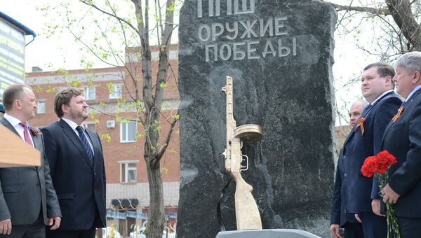Памятник оружию ВОВ - ППШ в городе Вятские Поляны, Кировская область