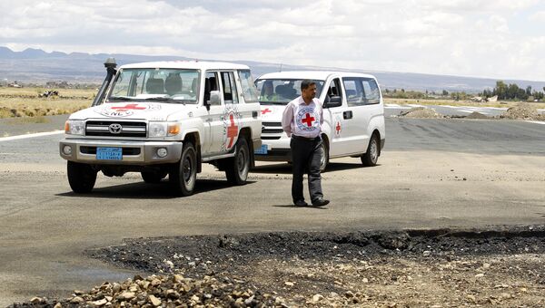 Сотрудники Красного креста исследуют повреждения в Международном аэропорту Саны в Йемене. Архивное фото
