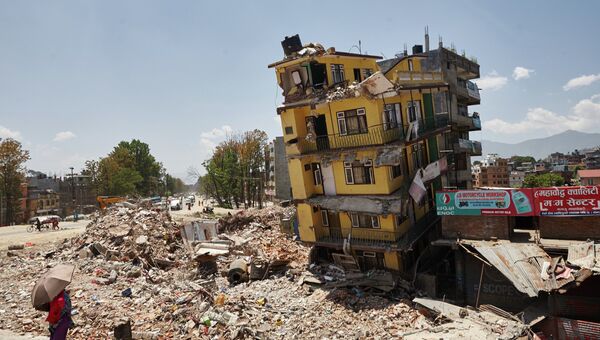 Местные жители на одной из улиц Катманду, разрушенной в результате землетрясения. Апрель 2015