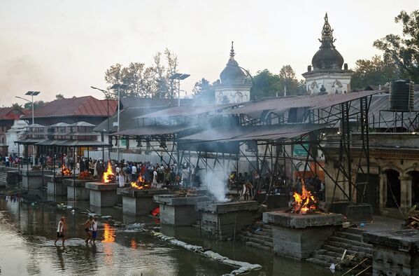 Местные жители сжигают тела погибших в результате землетрясения в Катманду