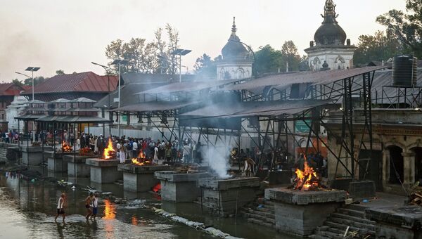 Местные жители сжигают тела погибших в результате землетрясения в Катманду