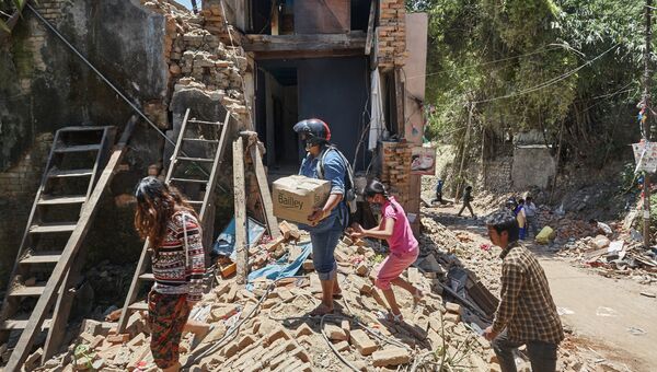 Местные жители на одной из улиц Катманду, разрушенной в результате землетрясения. Архивное фото