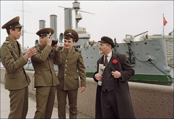 Солдаты с двойником Ленина у крейсера Аврора в Санкт-Петербурге