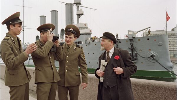 Солдаты с двойником Ленина у крейсера Аврора в Санкт-Петербурге